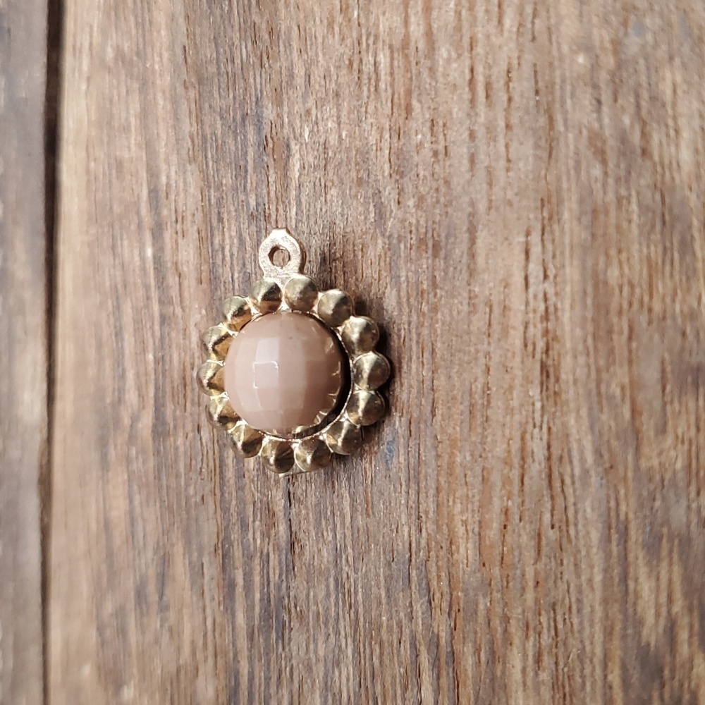 Spindle‎ cream pendant